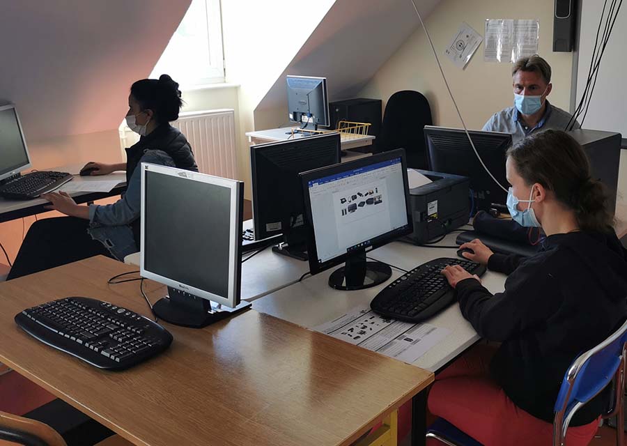 MFR La Croix en Touraine - eleves en salle informatique